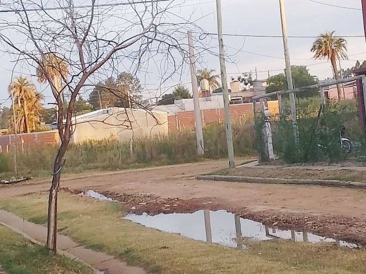 Vecinos de calle Mega sufren por cloacas reventadas y falta de mantenimiento