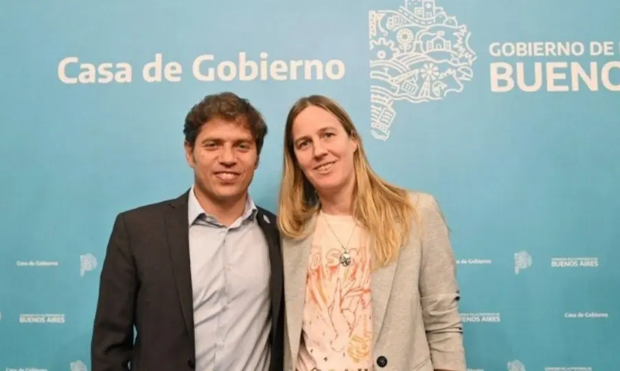 Petreigne junto a Kicillof.