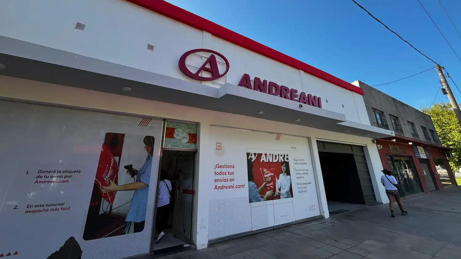 Está enojada con Andreani porque entregaron su tarjeta a una persona equivocada y se perdió.