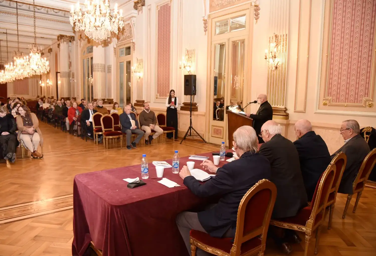 El libro, que recupera la etapa fundacional y el testimonio de 19 autores que formaron parte, fue presentad en el Salón Blanco de la Municipalidad.