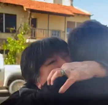 La mujer lo esperó a la salida del medio bahiense.