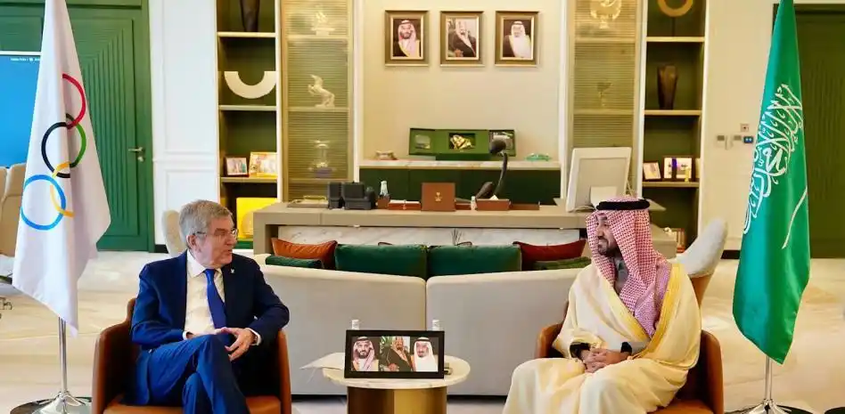 Thomas Bach y Abdulaziz bin Turki Al Faisal, reunidos para cerrar el acuerdo de los primeros Juegos Olímpicos de E-Sports en Arabia Saudita.