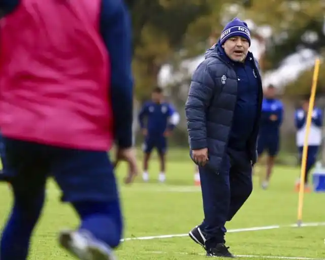 Maradona dirigió su primera práctica completa en Gimnasia y Esgrima La Plata
