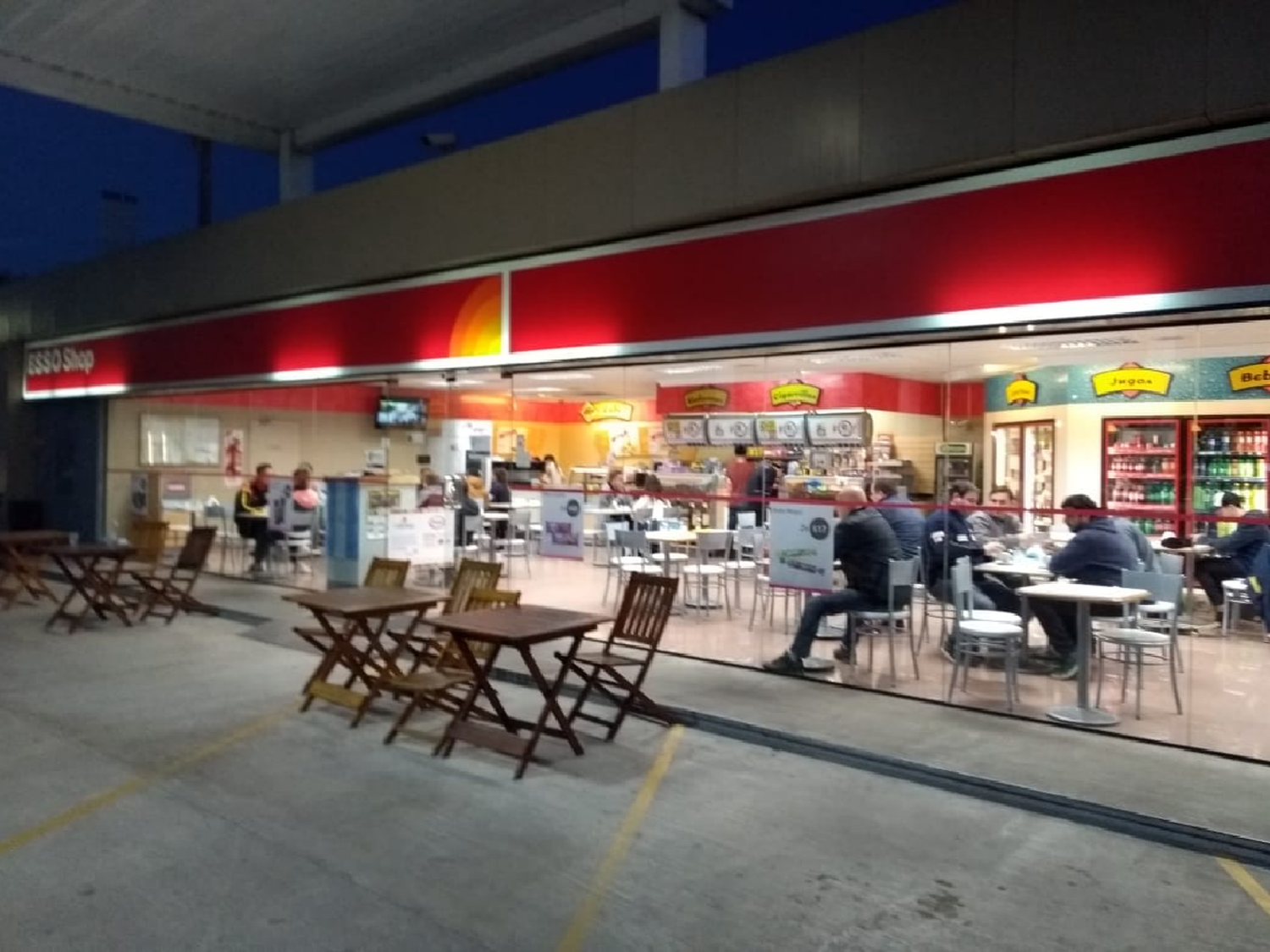 "Creí que iba a disparar pero no sé si se asustó al ver tanta gente", dijo encargado de estación de servicios