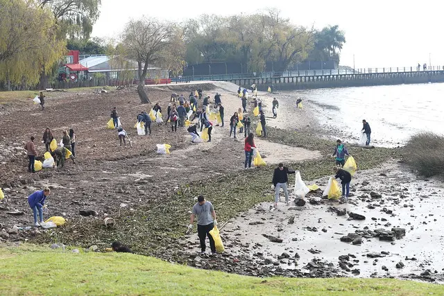 En San Isidro continúan con la campaña para limpiar la costa del río con los vecinos