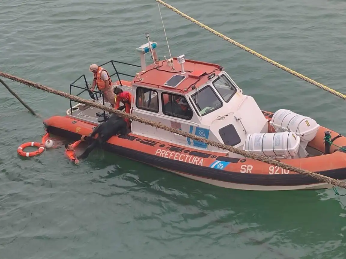 Finalmente, durante el operativo el cuerpo fue localizado en el mar, confirmándose el fallecimiento del nadador.