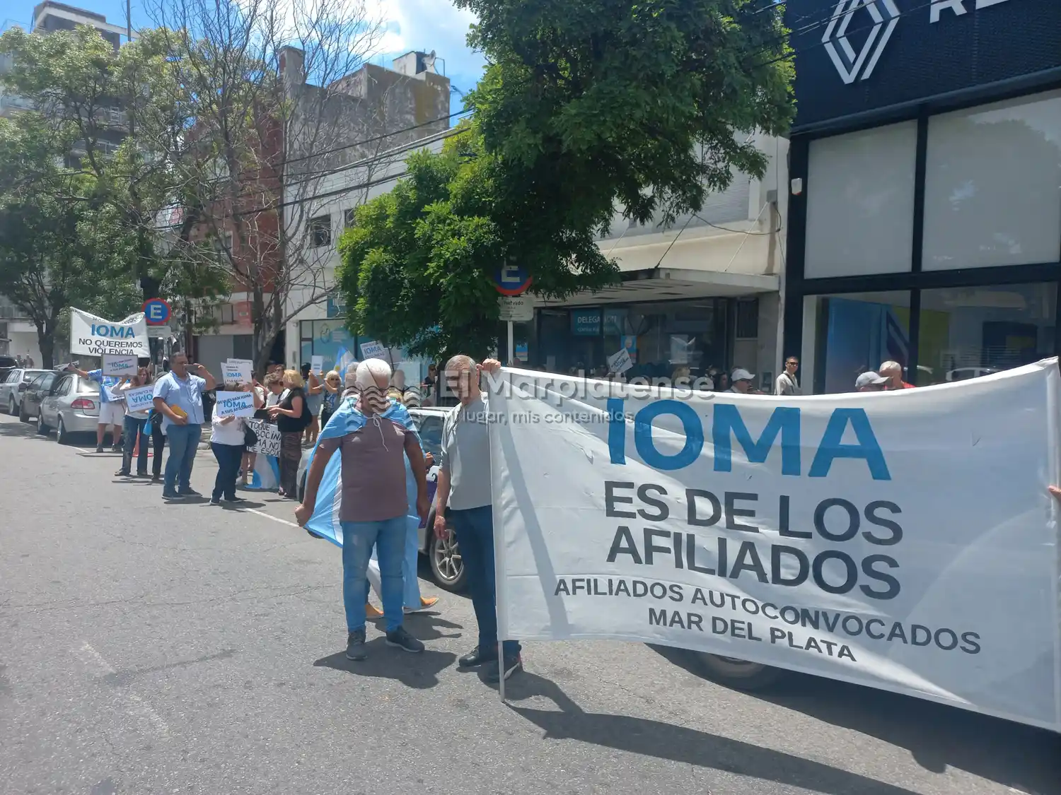 Afiliados reclamando en las puertas de IOMA.