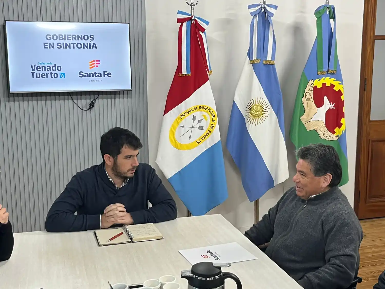 El intendente Leonel Chiarella en plena reunión junto al funcionario provincial.