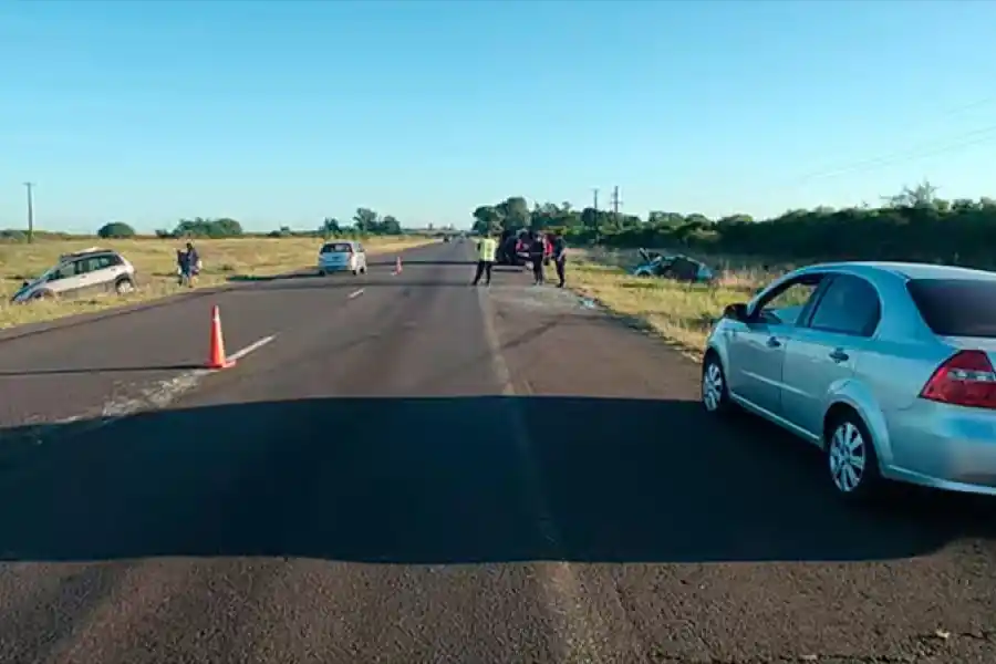 Una mujer murió y ocho personas resultaron heridas tras choque en la ruta 14