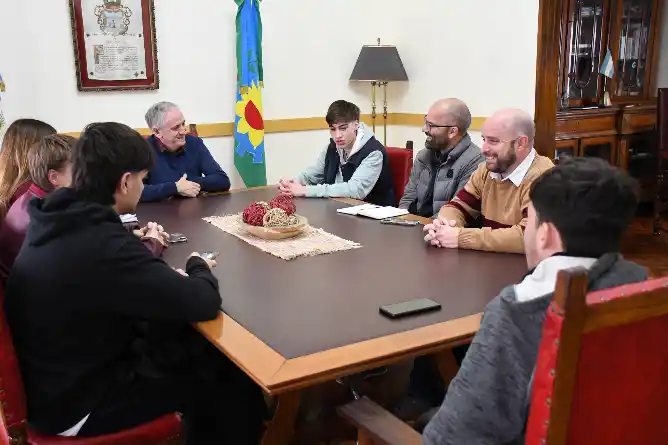 Estudiantes secundarios se reunieron con el intendente para impulsar proyectos en Chascomús