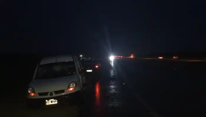 La camioneta estaba en la banquina cuando fue embestida.