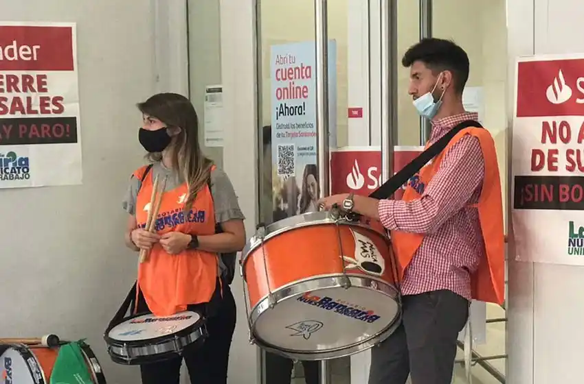 Banco Santander: trabajadores realizaron un paro por posible cierre de 100 sucursales en el país