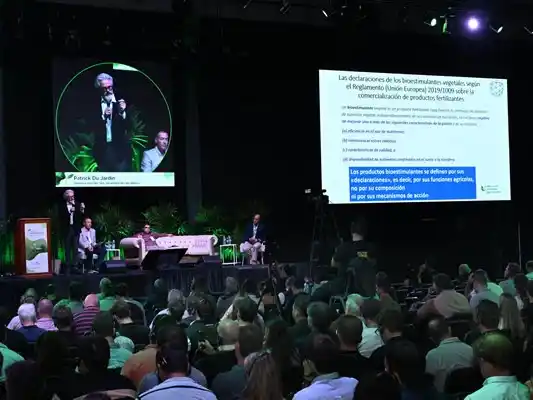 la sala llena en el Simposio de Fertilidad