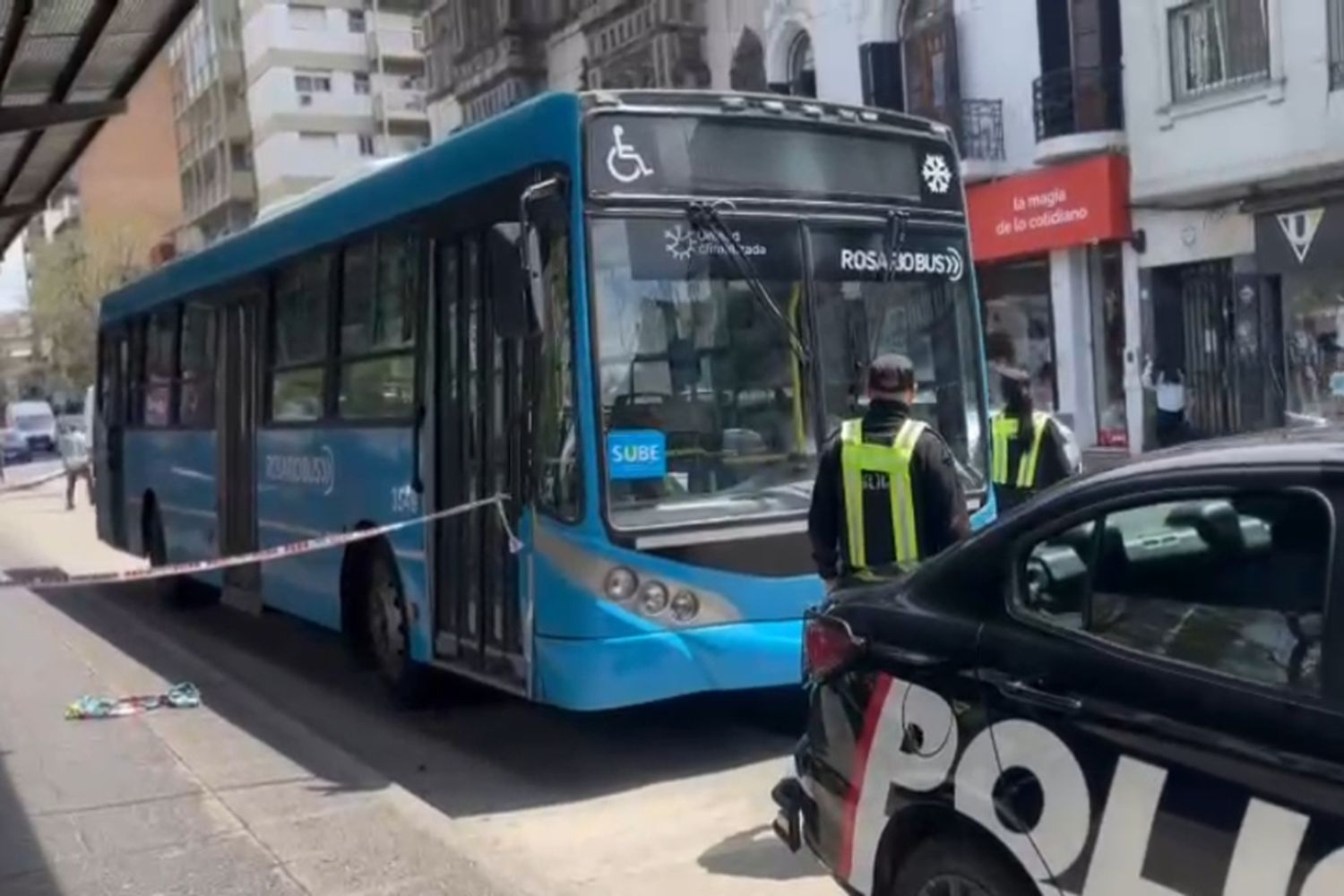 Un colectivo le pasó por encima de la mano a una mujer de 74 años en el centro y está internada