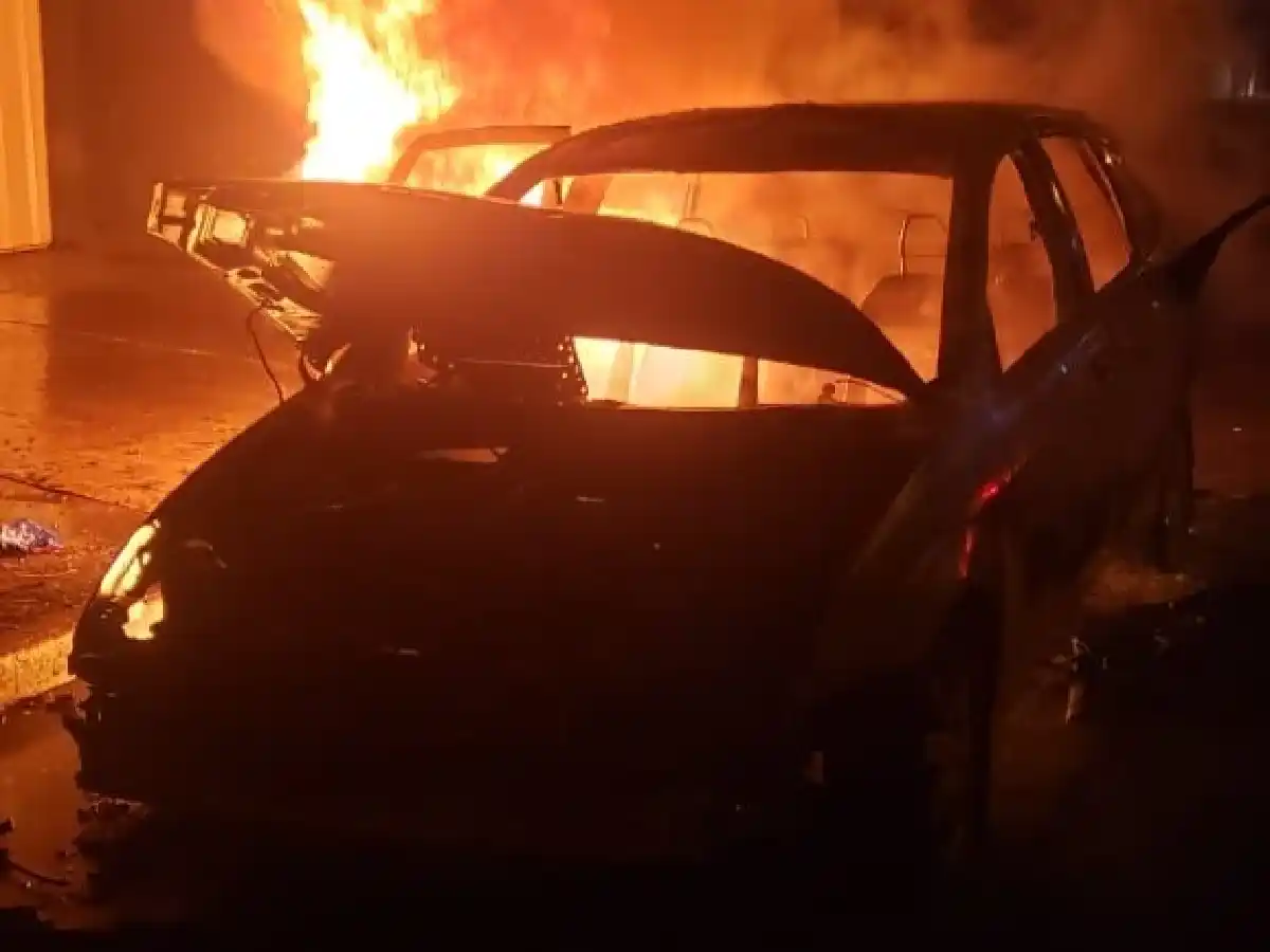 Dos autos incendiados en pocas horas