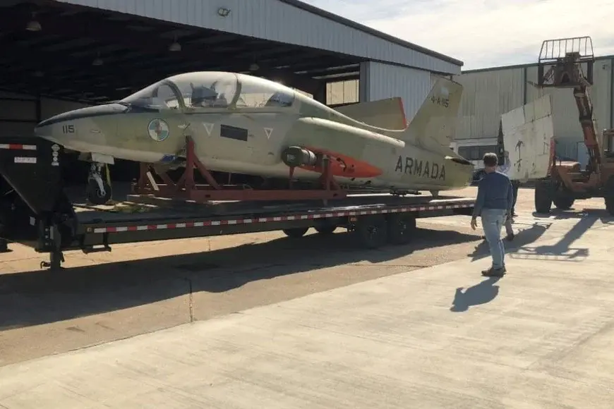 Comienzan a rearmar el avión con el que Owen Crippa atacó al barco inglés
