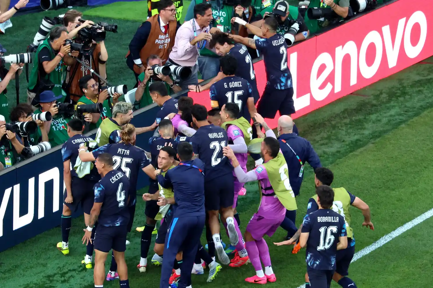Locura guaraní en Boston. Paraguay eliminó a un gigante y se metió en Octavos de Final. Foto: Reuters