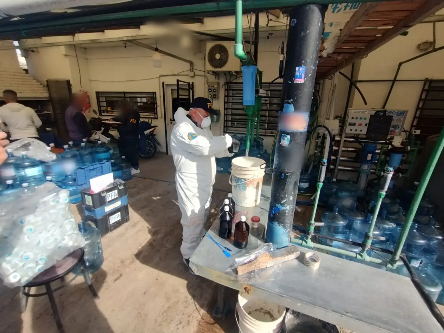 Allanamiento y clausura de plantas de envasado de agua