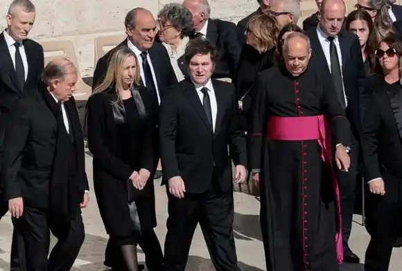 Milei emprendió el regreso al país tras los funerales del Papa Francisco