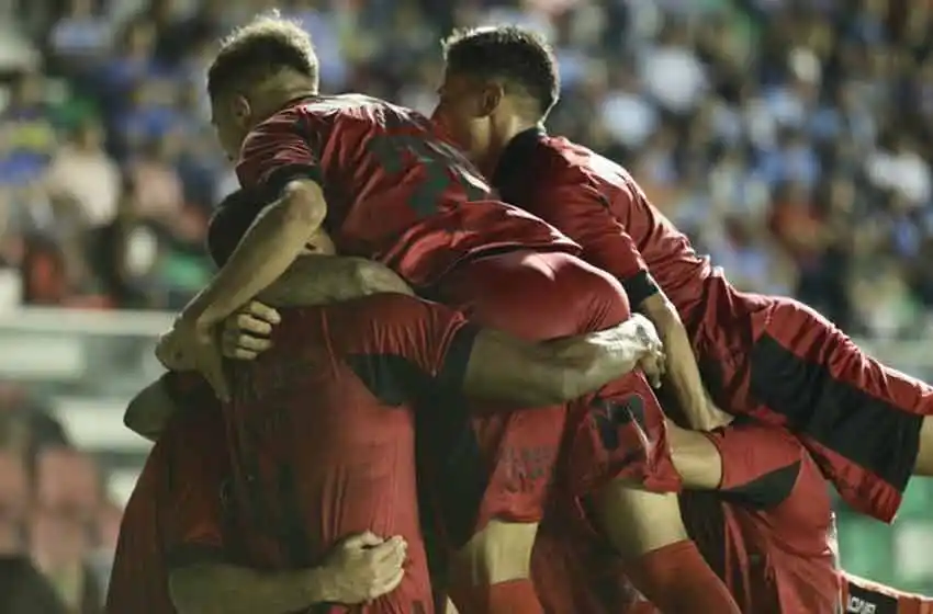 Newells pisó firme en Bolivia, le ganó con justicia a Blooming y acaricia su clasificación a octavos