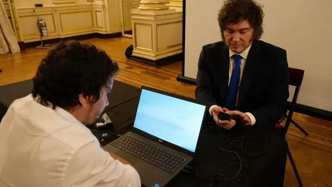 Javier Milei este martes al momento de realizar el trámite del nuevo DNI.