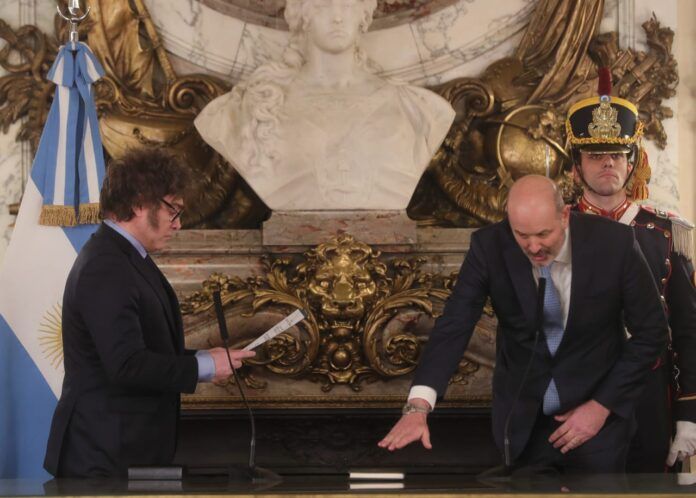 Sturzenegger planteó la posibilidad de que Olavarría, Tandil y Junín tengan conexión aérea