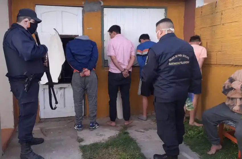 Aprehendieron a un hombre acusado de robar a un remisero y un café