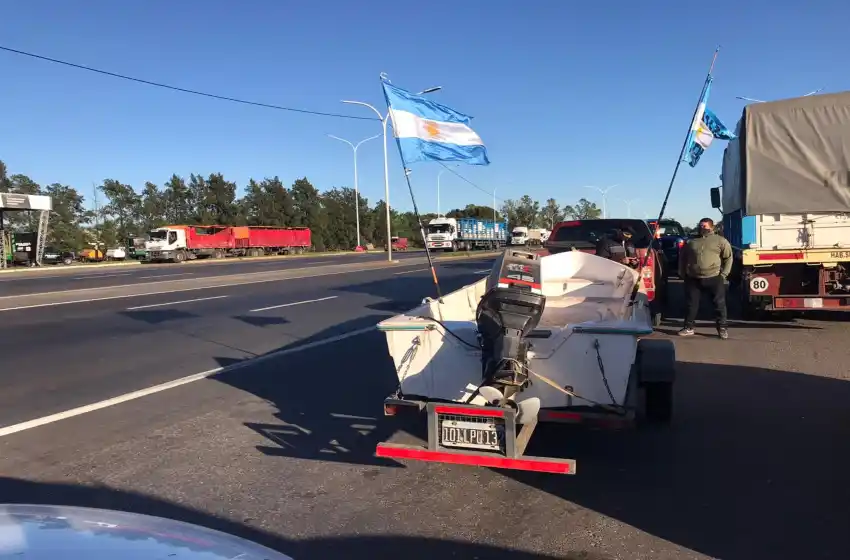 Masiva caravana a la Casa de Gobierno para pedir la rehabilitación del turismo en la provincia