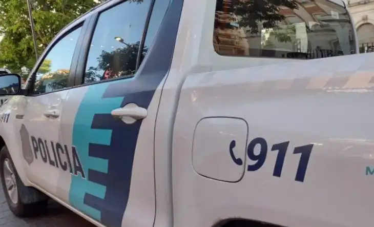 Una policia fue impactada por una botella en el lateral derecho de la cabeza