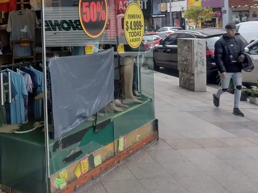 Según vecinos del local, el robo se registró alrededor de las 05:00.