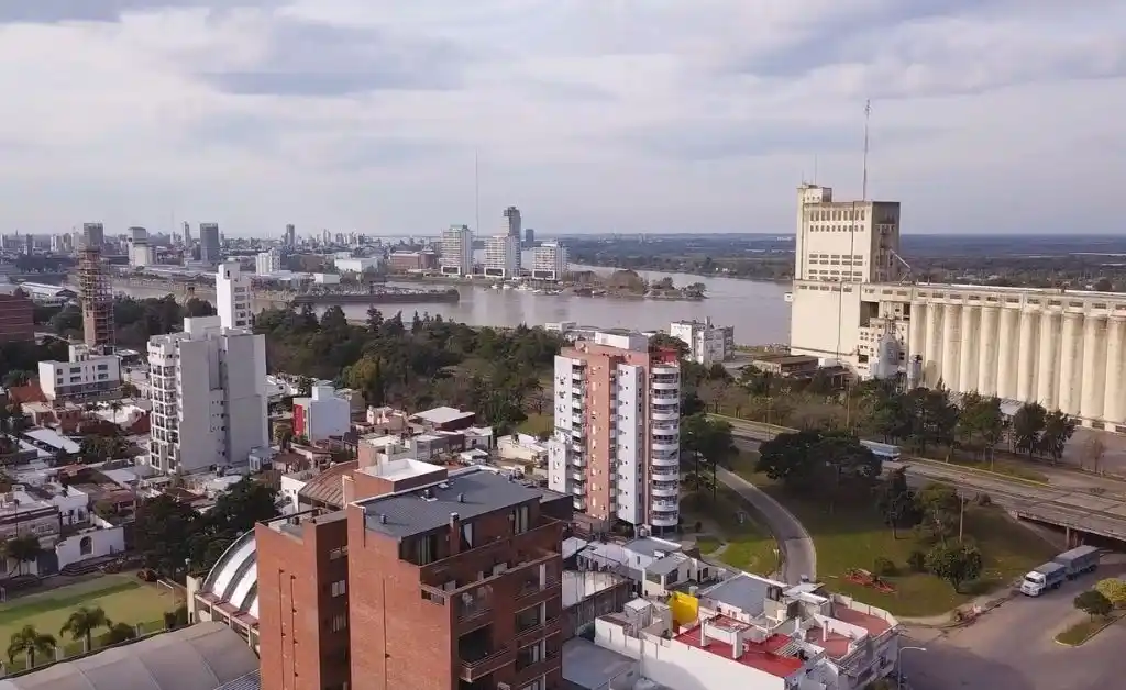 Jornada fresca con cielo mayormente nublado en la ciudad de Santa Fe