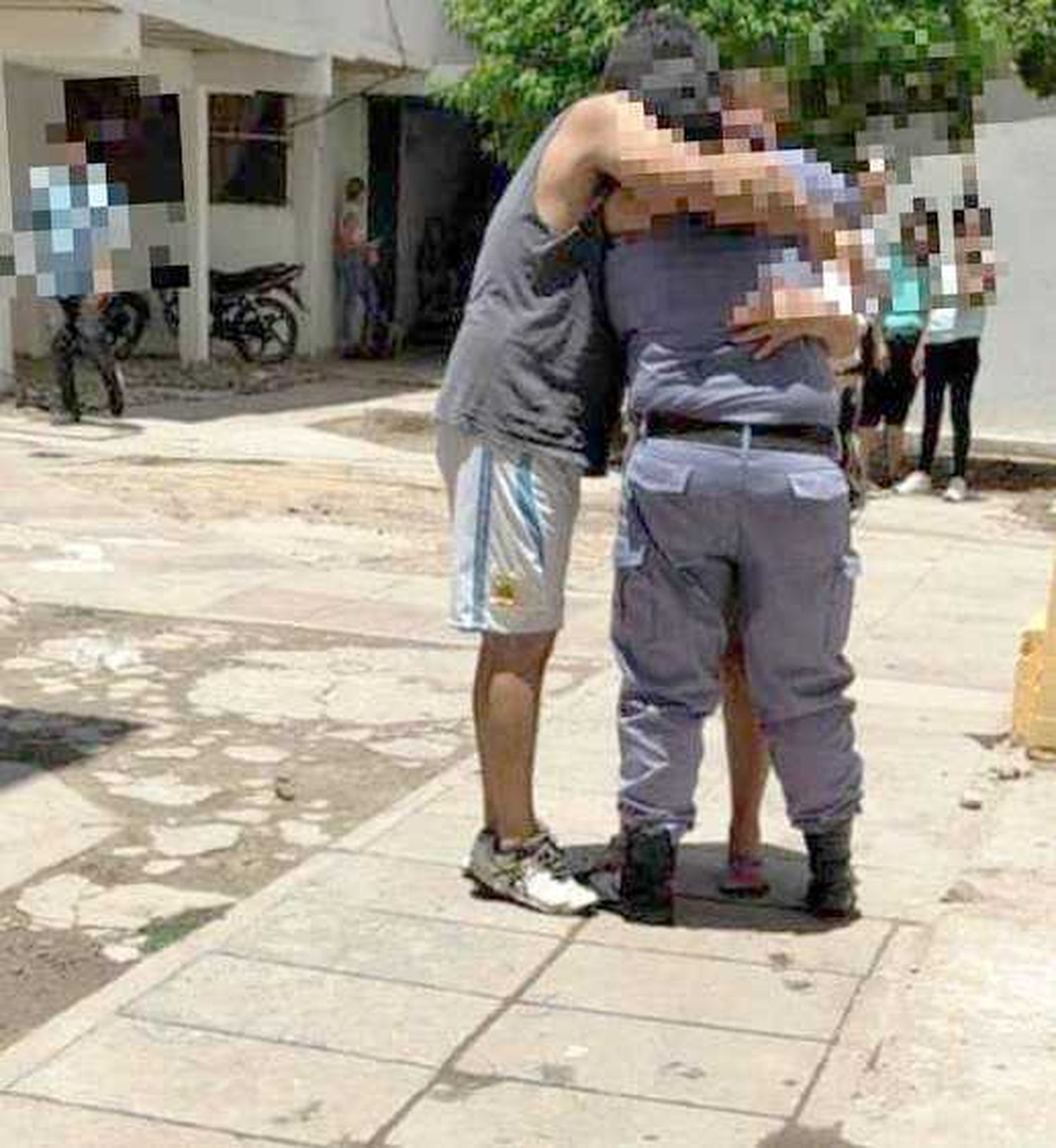 Policías evitaron que un 
joven se quitara la vida