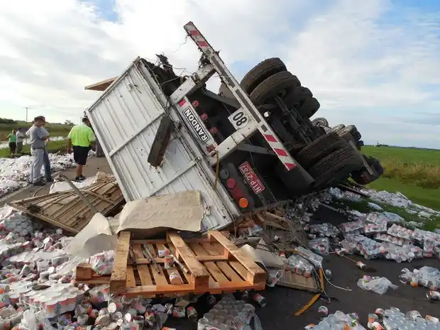 El camionero habría estado borracho y volcó
