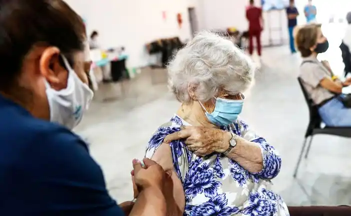 Tercera dosis a mayores de 50 años