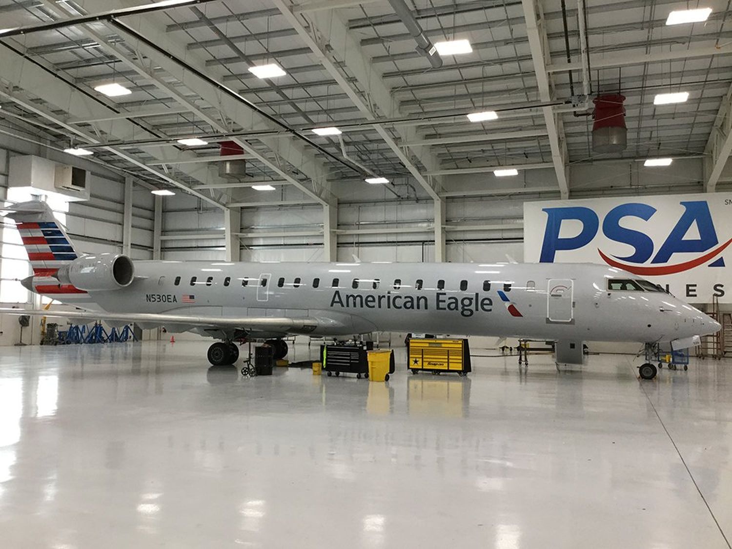 American Eagle suspende operaciones con sus jets Bombardier