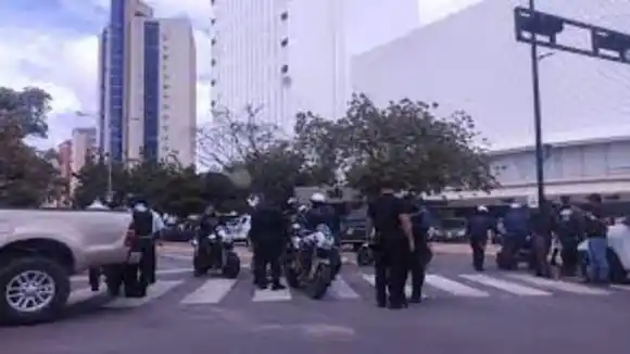 EL COBRAVACUNAS ESCAPÓ: delincuente lanza una granada, dispara y deja herido a un hombre en una ferretería en Zulia