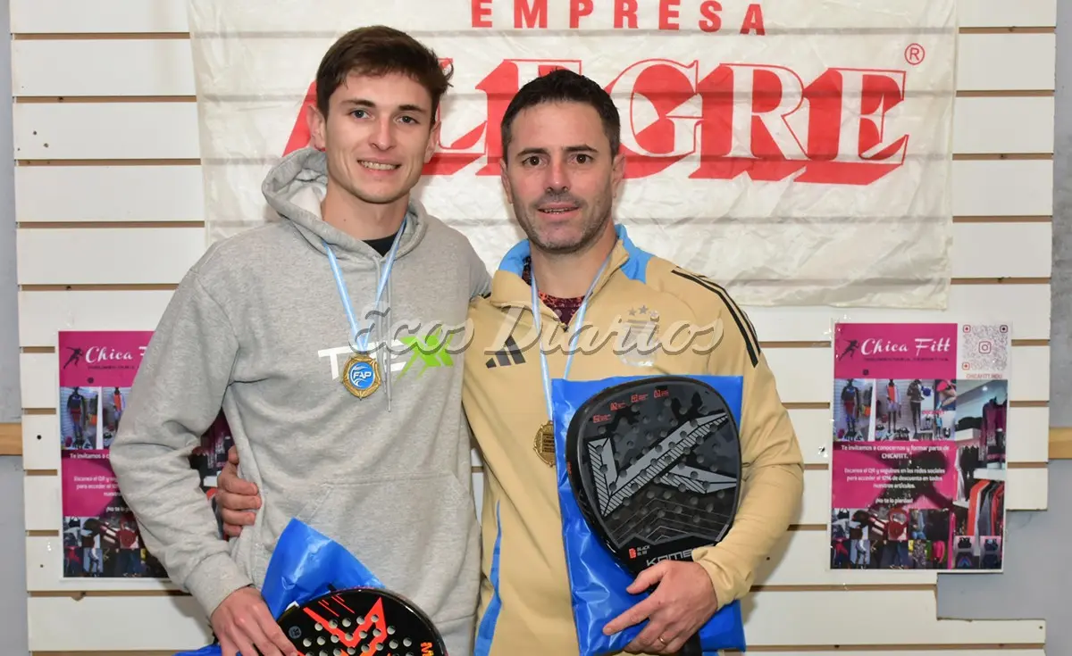Los campeones de segunda. Tirso Pato y Maximiliano De Reatti posan con sus premios.