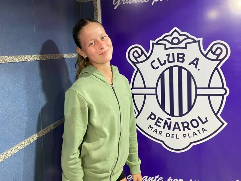 Malena Freidias, jugadora de vóley chavense, en Peñarol de Mar del Plata