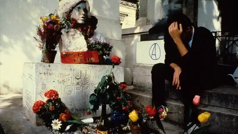 La tumba de Jim Morrison es una de las más reconocidas del cementerio parisino de Père Lachaise.