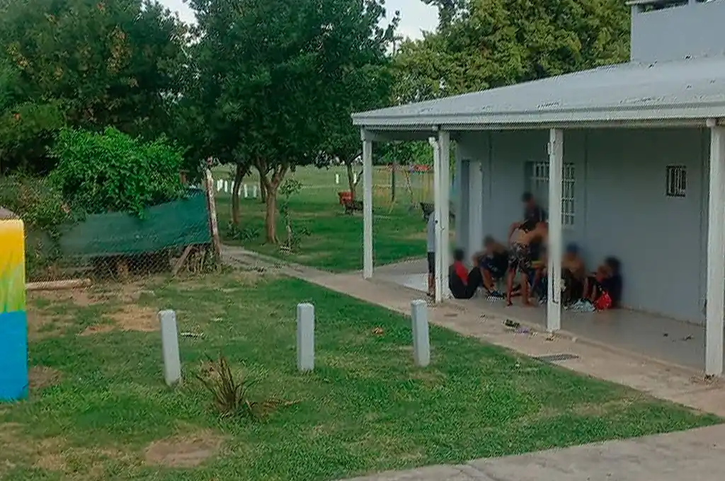 Jóvenes consumen crack en la puerta de una vecinal: “Hoy ya es tarde para algunos de estos chicos”