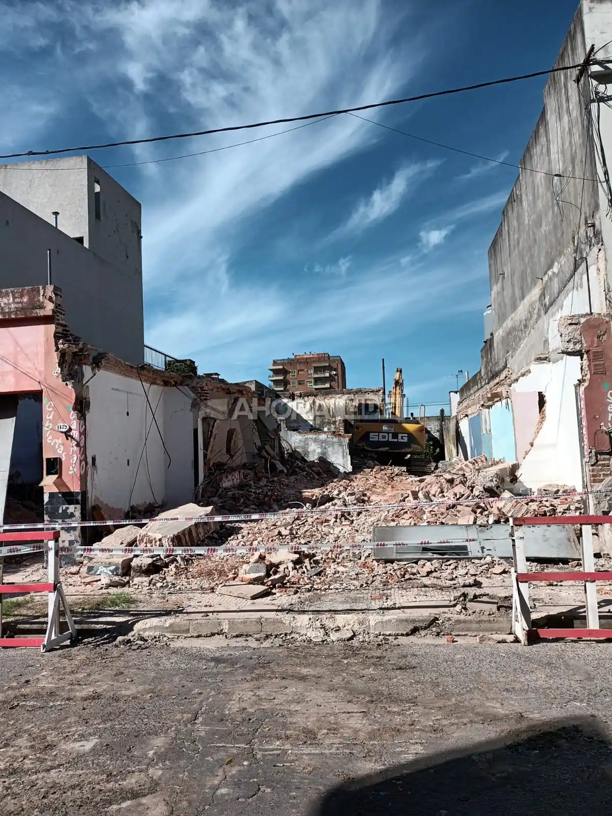 Durante la demolición de una vivienda, se derrumbó la losa y cayó sobre uno de los trabajadores