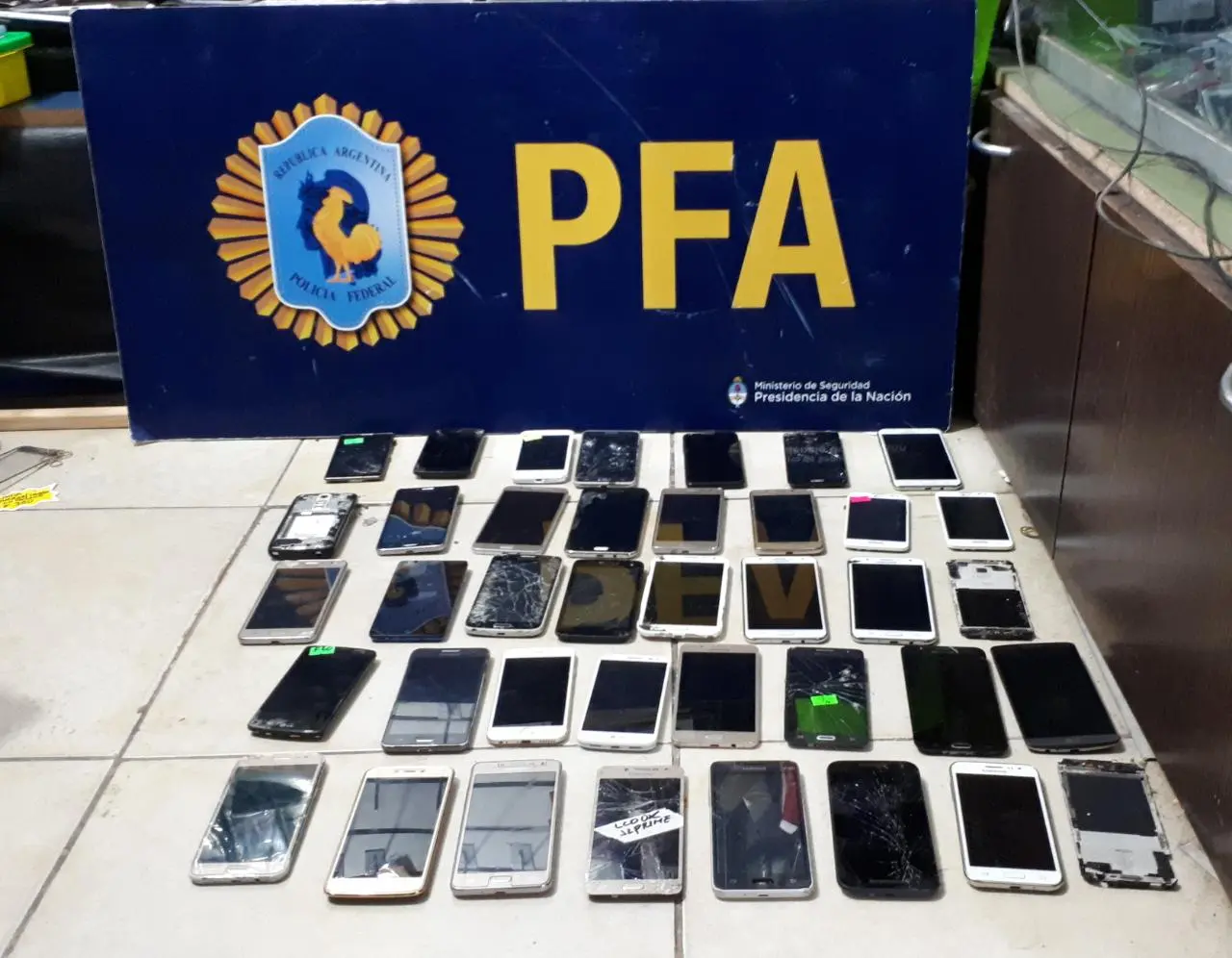 "Paseo clandestino": Vendían celulares robados y mercadería extranjera sin aval aduanero en José C. Paz