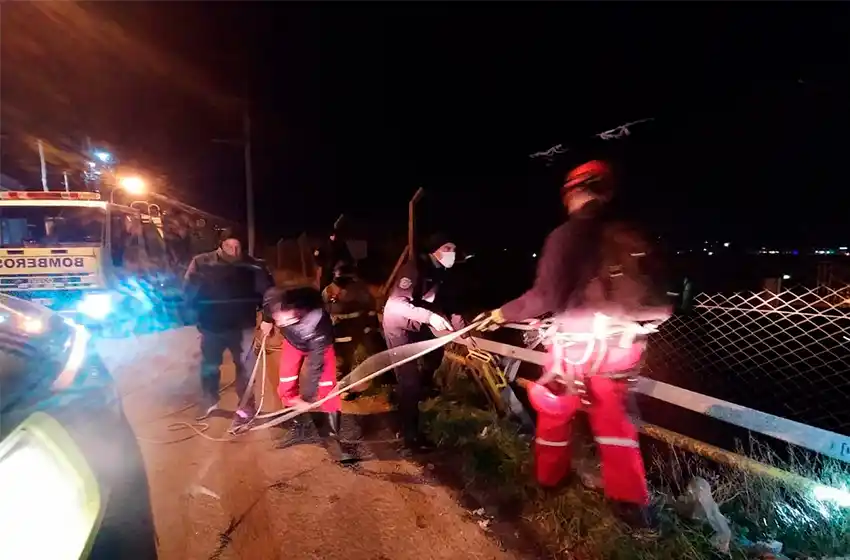 Dramático rescate de una pareja que cayó en la cantera del puerto