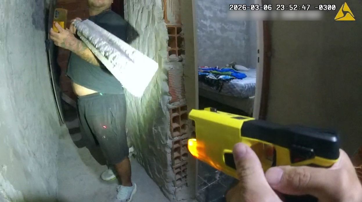 Efectivos de la policía Santa Fe utilizaron pistola Taser para neutralizar agresor en un caso de violencia de género