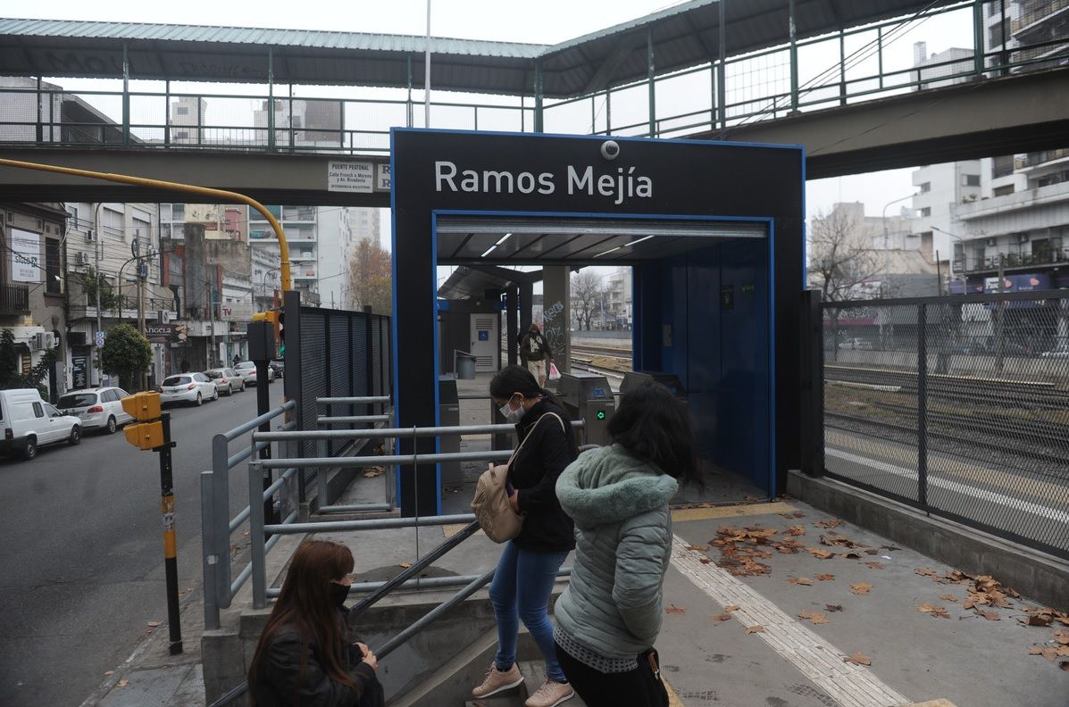 Transporte solo para esenciales: Aseguran que en el primer día de controles viajó menos gente en el Conurbano