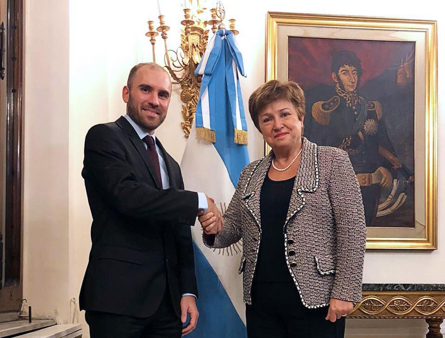 El FMI pidió apoyo a acreedores privados tras considerar “no sostenible” la deuda de Argentina