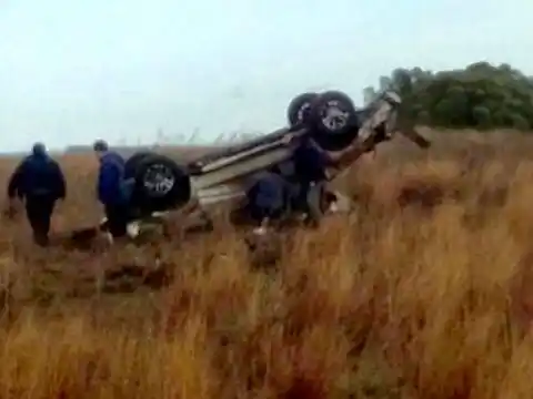 Una camioneta se despistó durante una granizada y volcó en la ruta 72