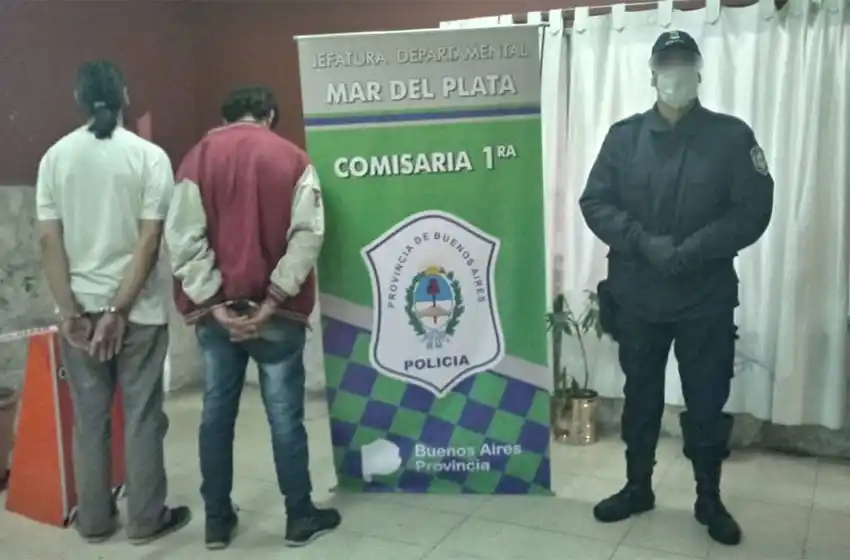 Dos detenidos, con las manos en la masa