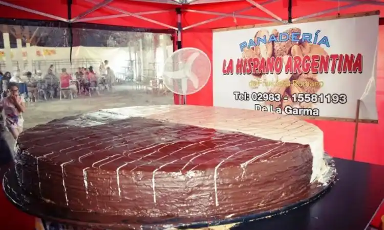 Adolfo Gonzales Chaves prepara su alfajor de 600 kilos con 350 de dulce de leche