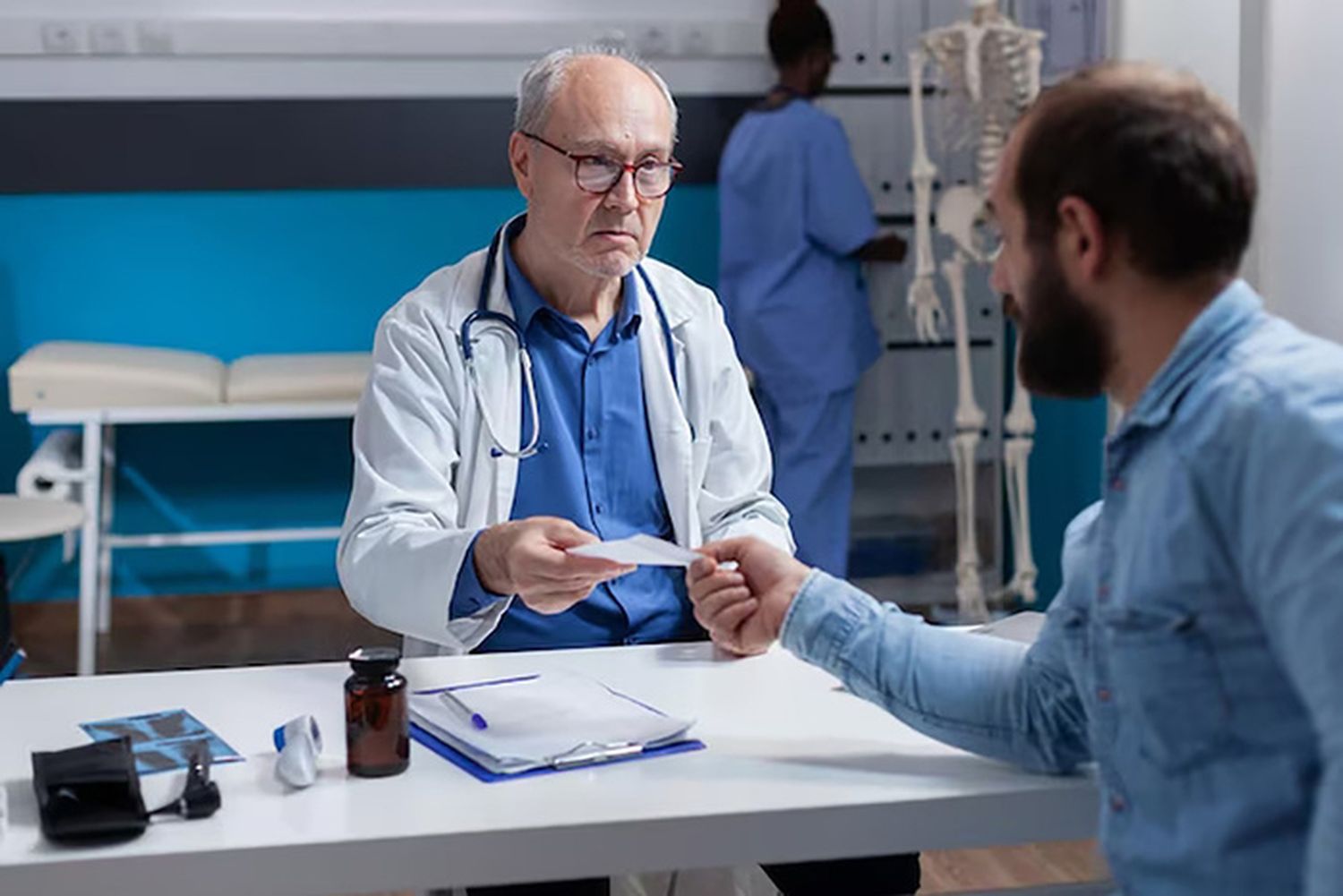 Buscarán habilitar a médicos jubilados para paliar la falta de profesionales de la salud